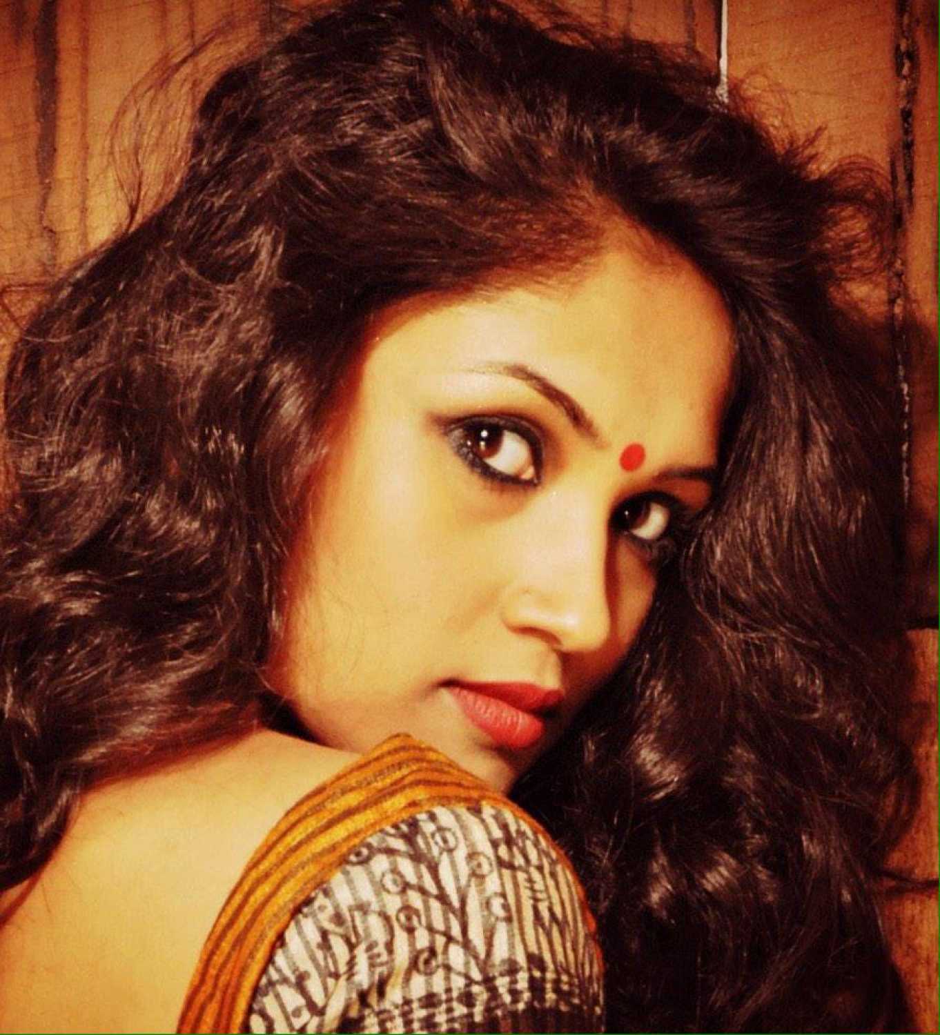 Shruti Bapna movies, filmography, biography and songs 