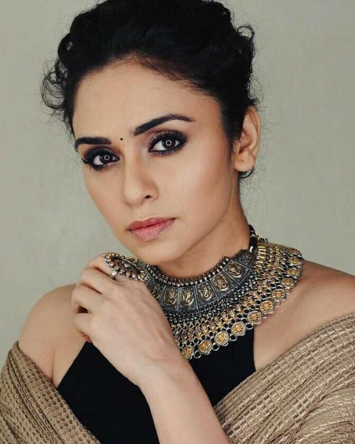 amruta khanvilkar movies filmography biography songs cinestaan com amruta khanvilkar movies filmography biography songs cinestaan com